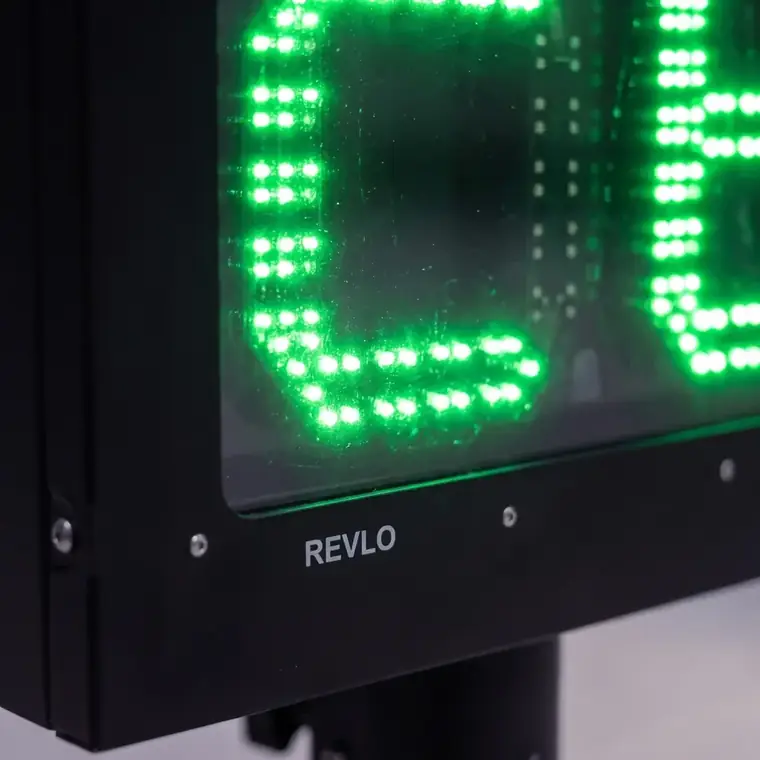 Dígitos de LED verde da lombada educativa atrás do vidro do gabinete